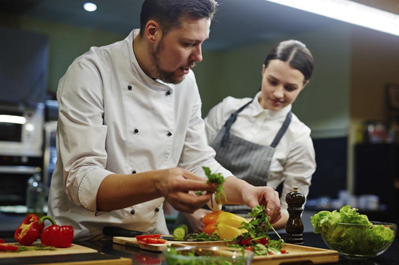 Benefícios de reduzir o desperdício de alimentos em seu restaurante