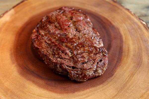 Bife de ancho carne nobre em tábua de madeira