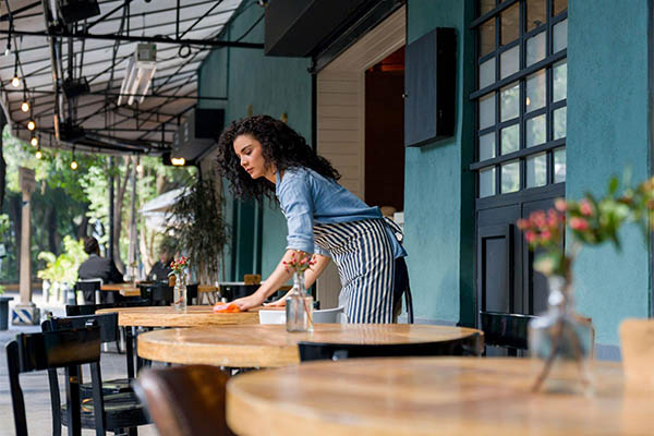 mulher limpando restaurante