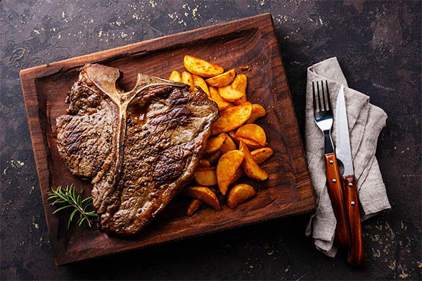 Pedaço de t-bone acompanhado de batata frita