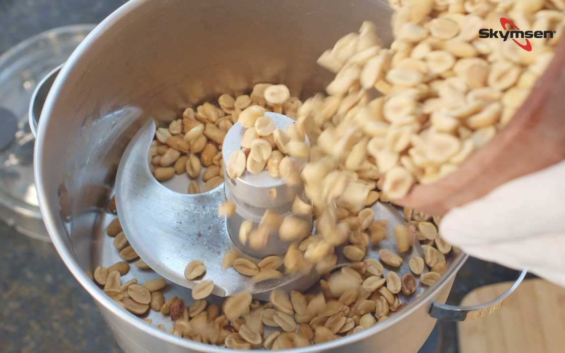 Produção de pasta de amendoim em um processador industrial para pasta de amendoim
