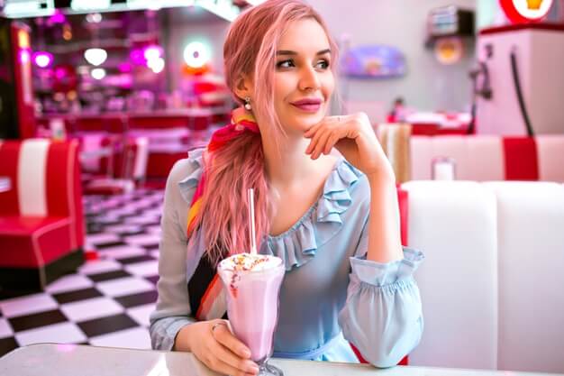 moça tomando um delicioso milkshake na lanchoente - como ganhar dinheiro vendendo milkshake