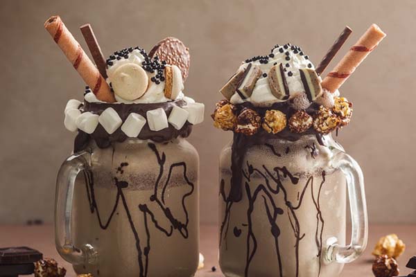 milkshake de chocolate-caramelo-pipoca-marshmallow