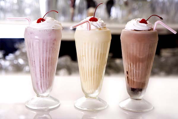 milkshake de morango -milkshake de baunilha - milkshake de chocolte